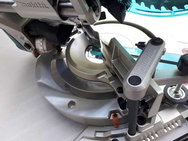 Пила торцювальна акумуляторна з протяжкою Makita DLS111ZU (без акумуляторів) DLS111ZU фото