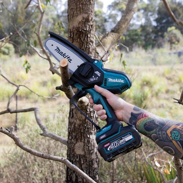 Пила ланцюгова акумуляторна Makita UC029GZ (15 см, 8 м/с, 590 Вт, BL, XGT 40 В, без акумуляторів та зарядного пристрою) UC029GZ фото
