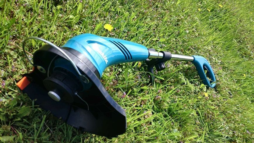 Тример електричний Makita UR3000 BEO1 з рукавичками Makita (300 мм, 9000 об/хв, 1.6 мм, 450 Вт) UR3000BEO1 фото